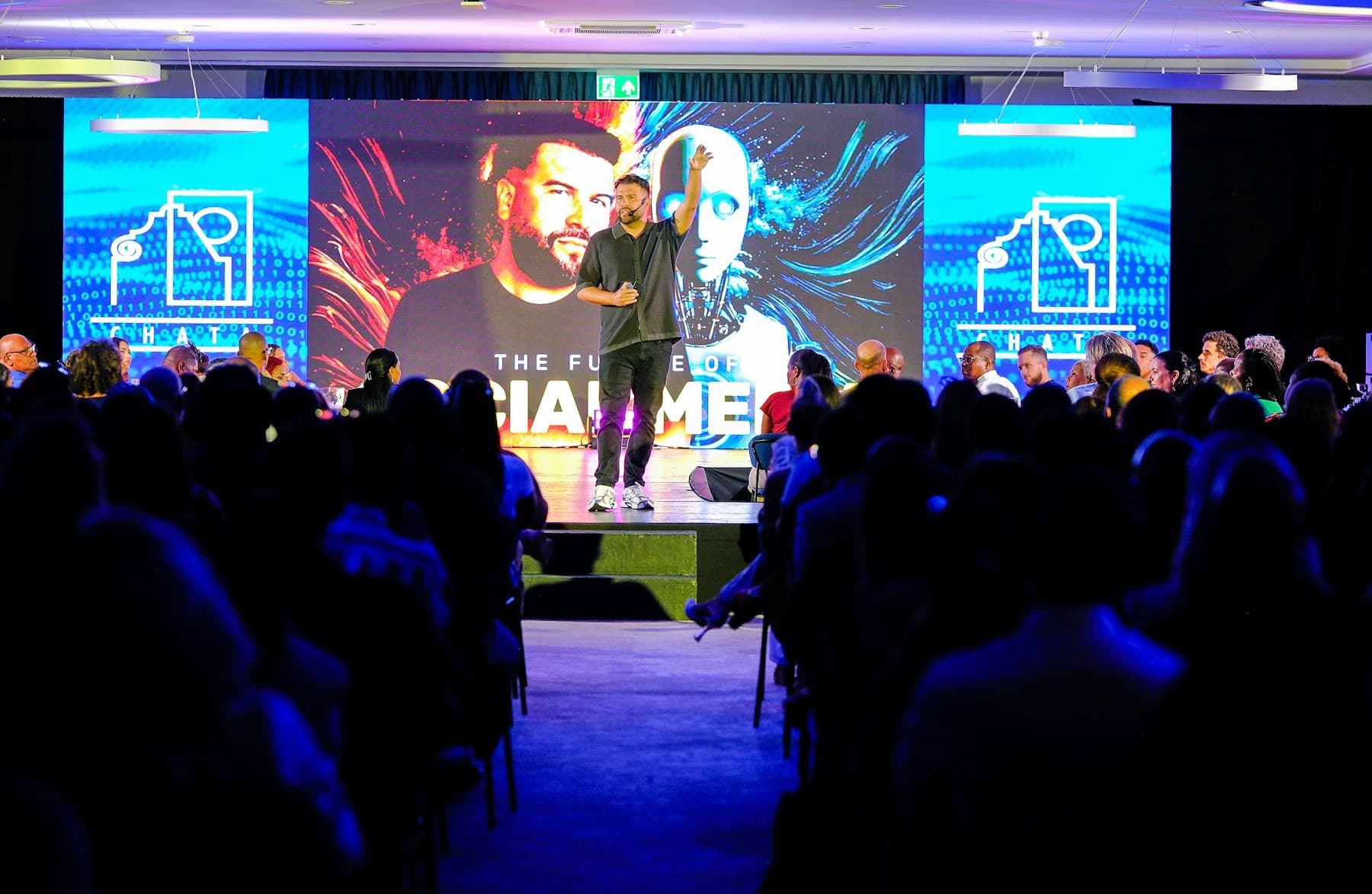 Intervenant sur scène face à une audience, dans un événement autour de l’intelligence artificielle.